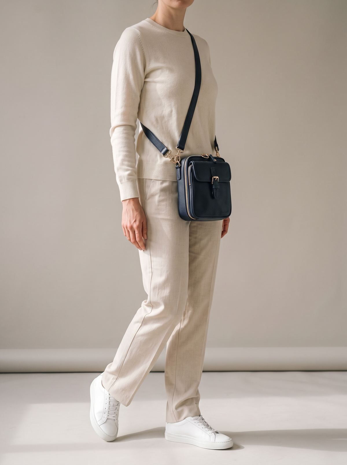 De Ruimste Crossbodytas, marineblauw, ten voeten uit