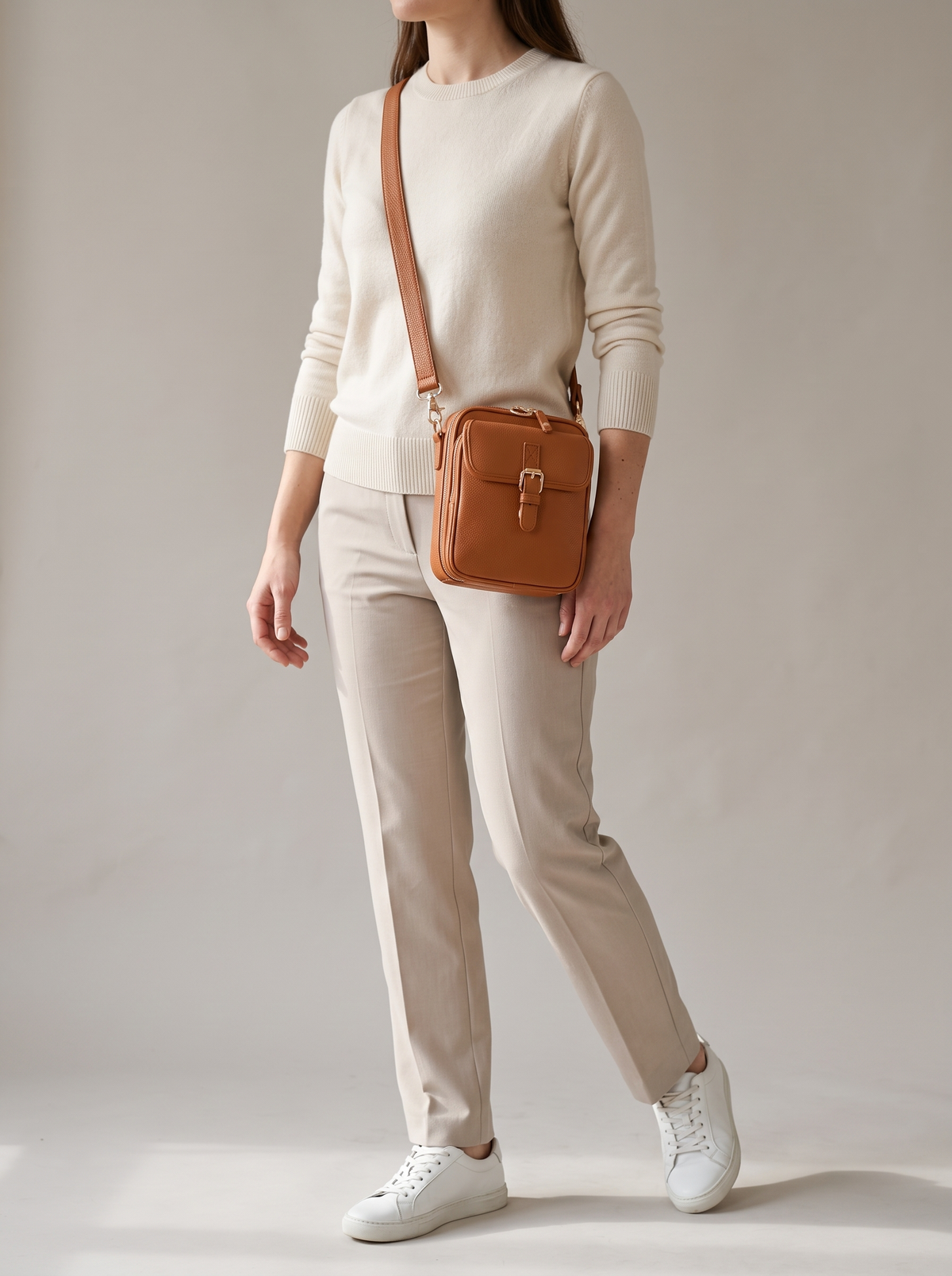 De Ruimste Crossbodytas, cognac, ten voeten uit