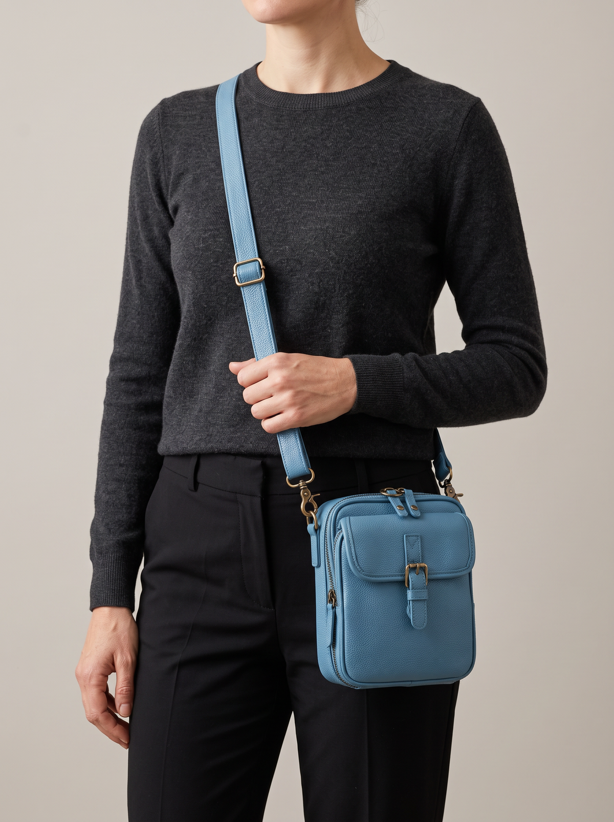 De Ruimste Crossbodytas, lichtblauw, aan de schouder