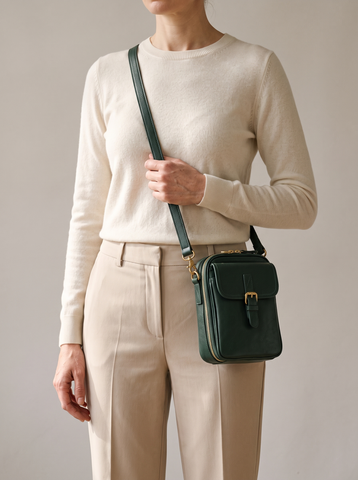 Naya Crossbody Tas, donkergroen, aan de schouder
