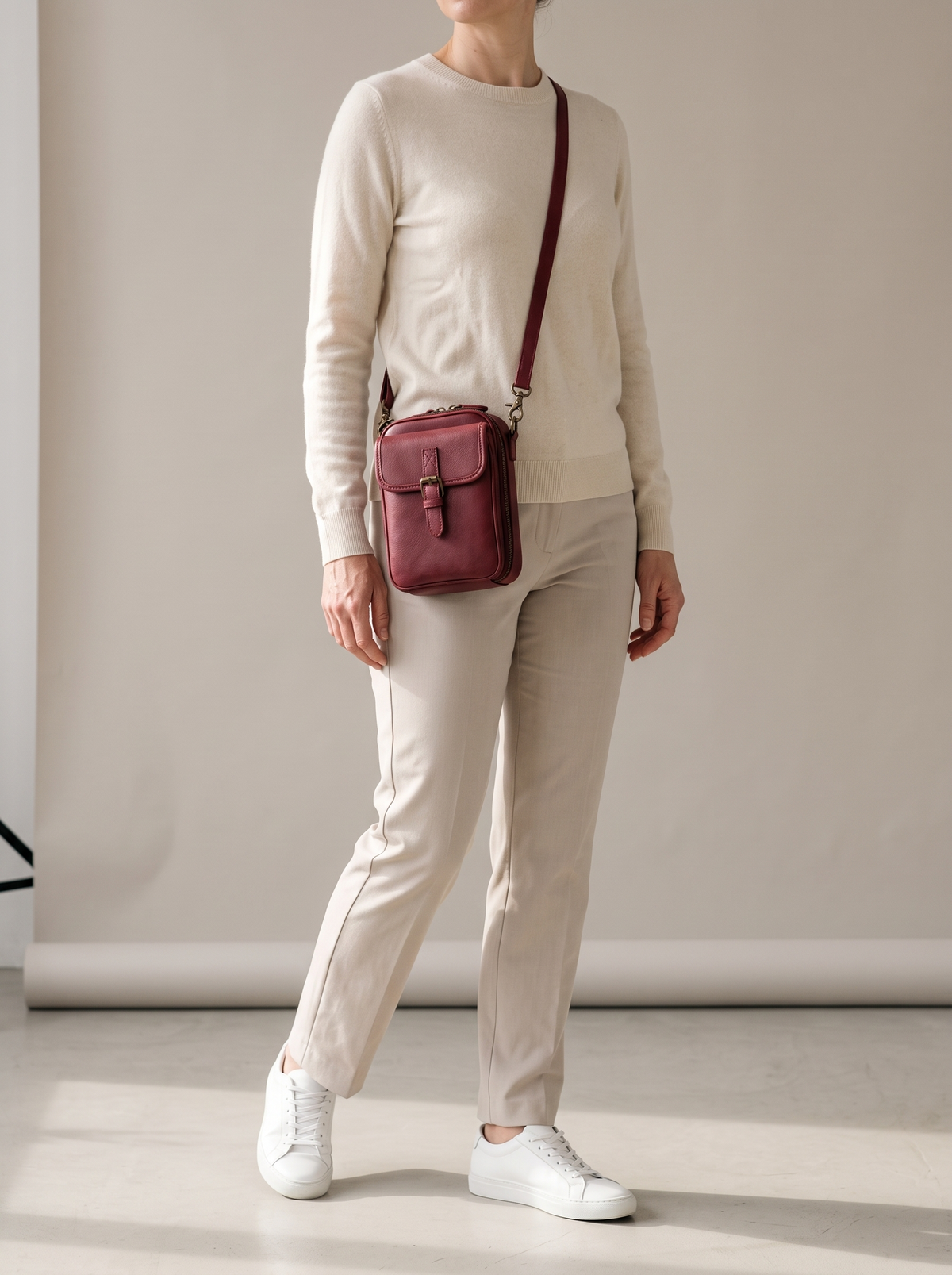 Naya Crossbody Tas, bordeaux, ten voeten uit