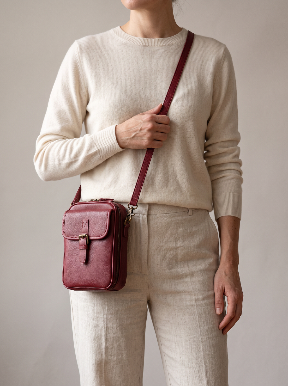 Naya Crossbody Tas, bordeaux, aan de schouder