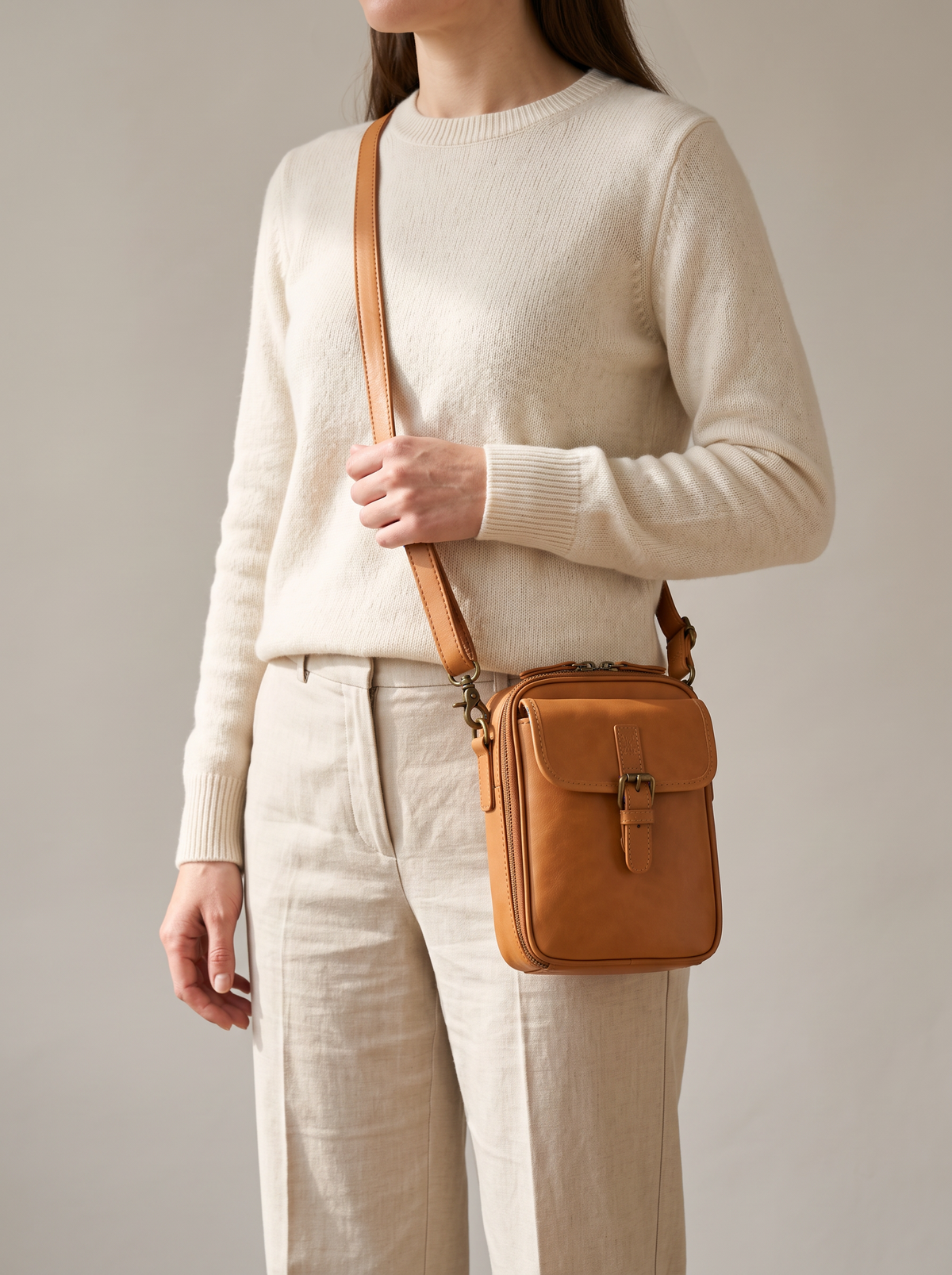 Naya Crossbody Tas, cognac, aan de schouder