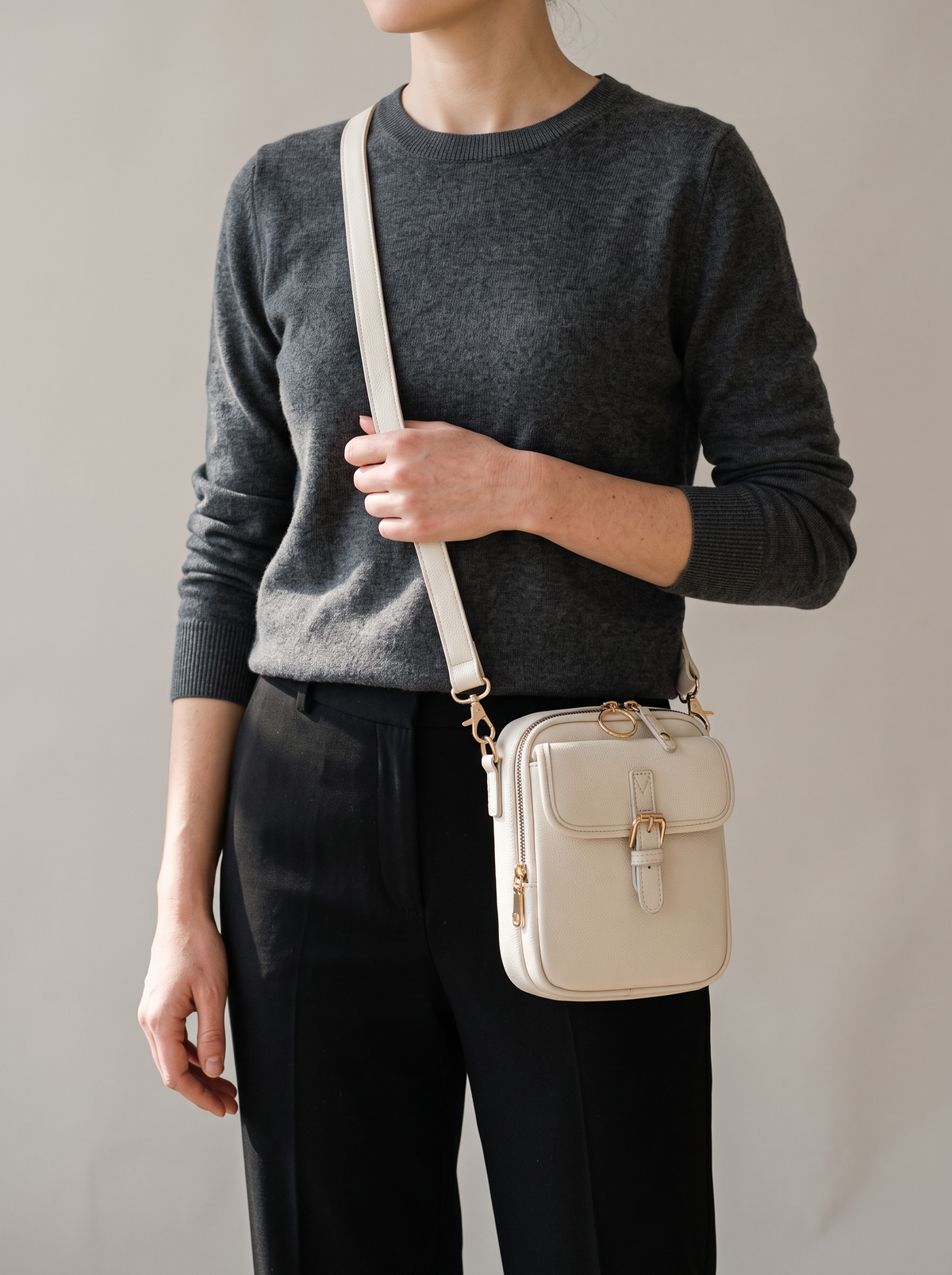 De Ruimste Crossbodytas, ivoor, aan de schouder