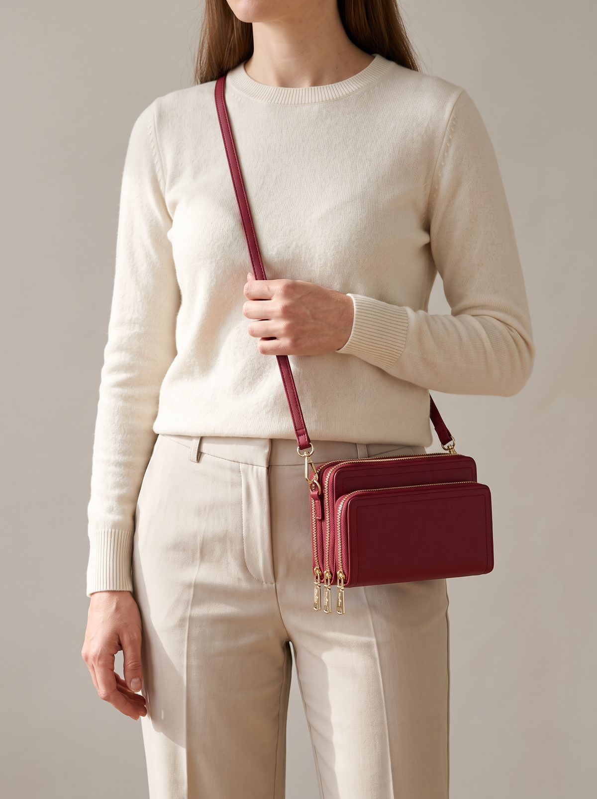 Bali Crossbody Portemonnee, bordeaux, aan de schouder