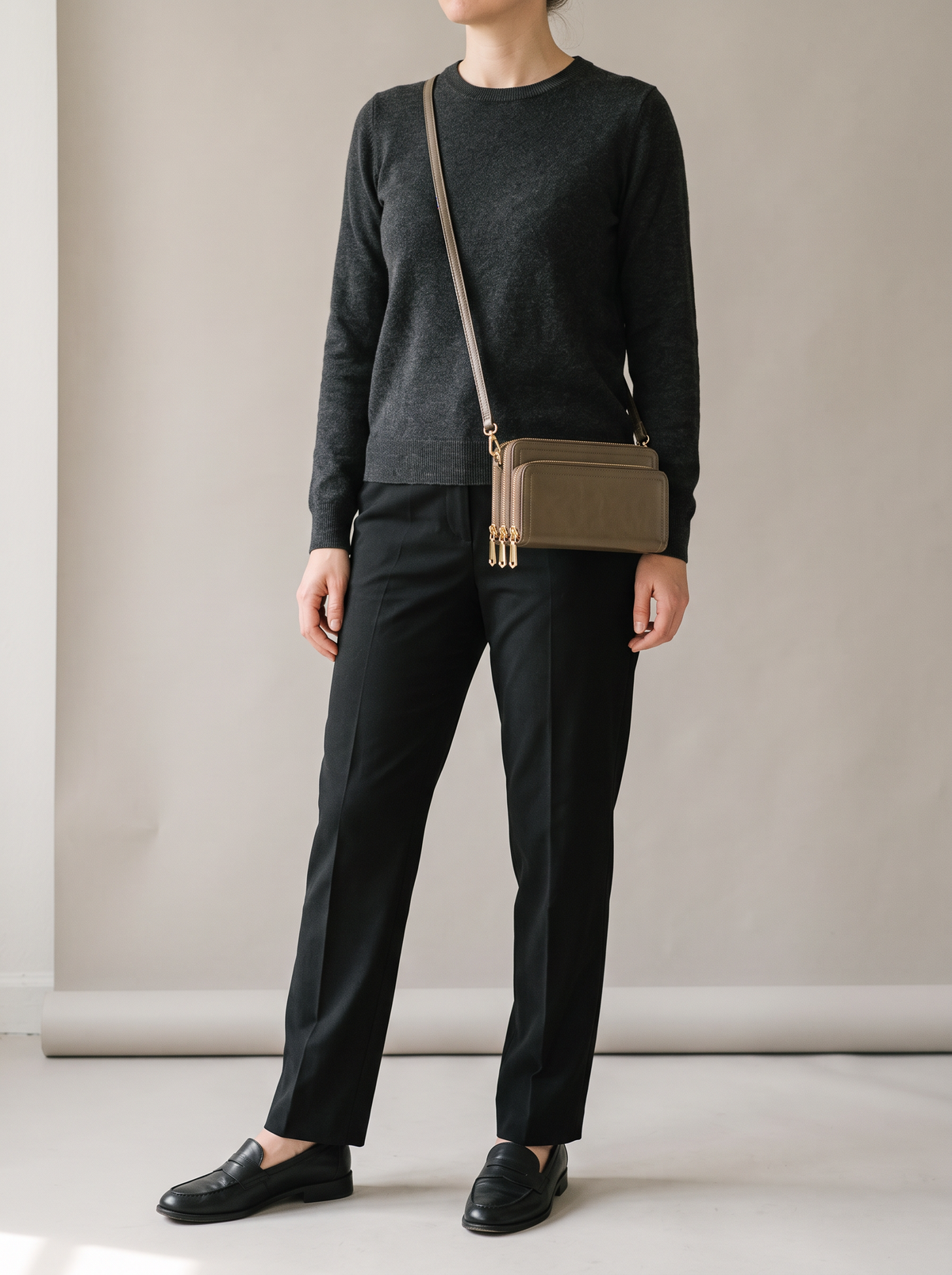 Bali Crossbody Portemonnee, taupe, ten voeten uit
