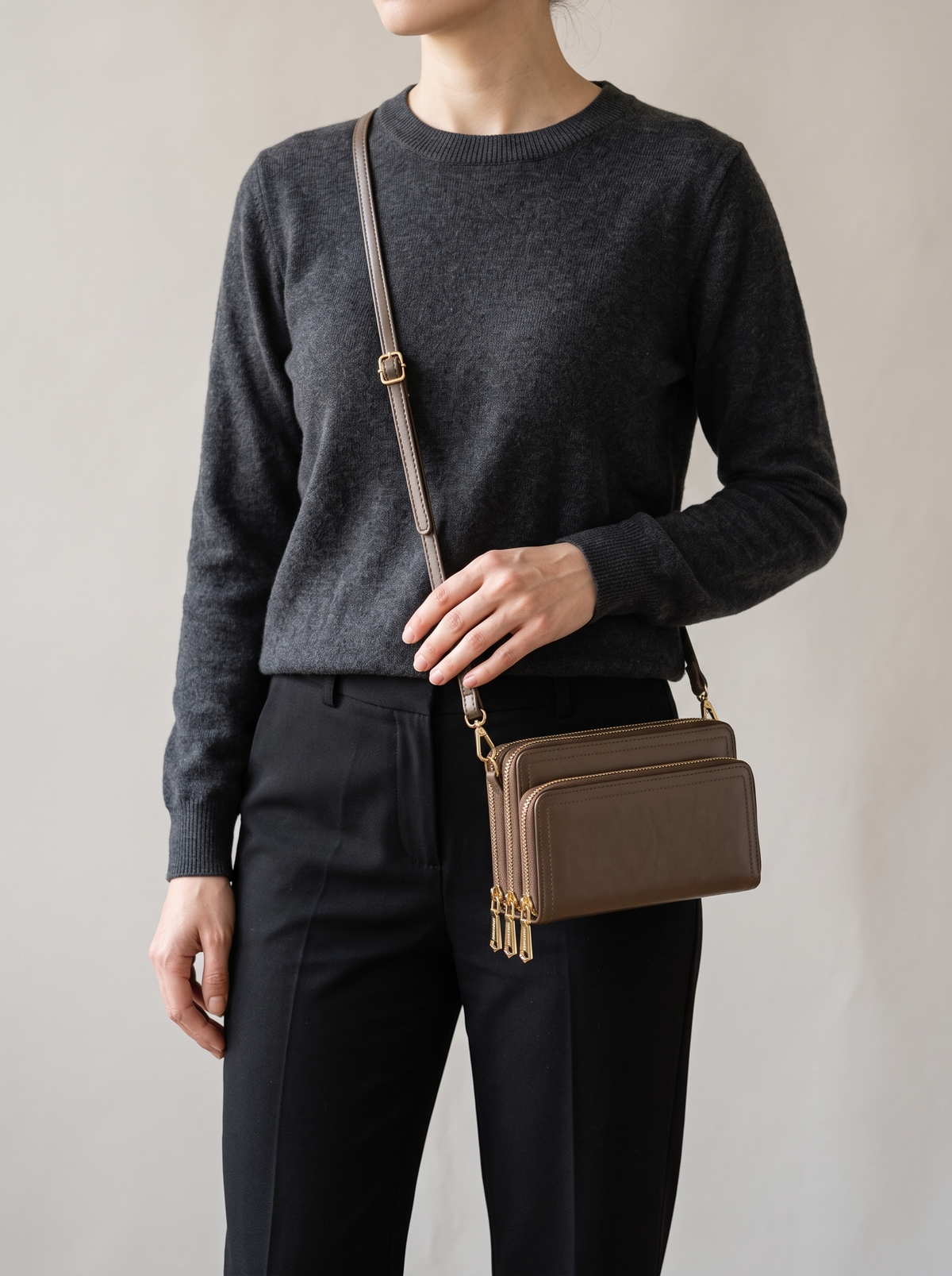 Bali Crossbody Portemonnee, taupe, aan de schouder