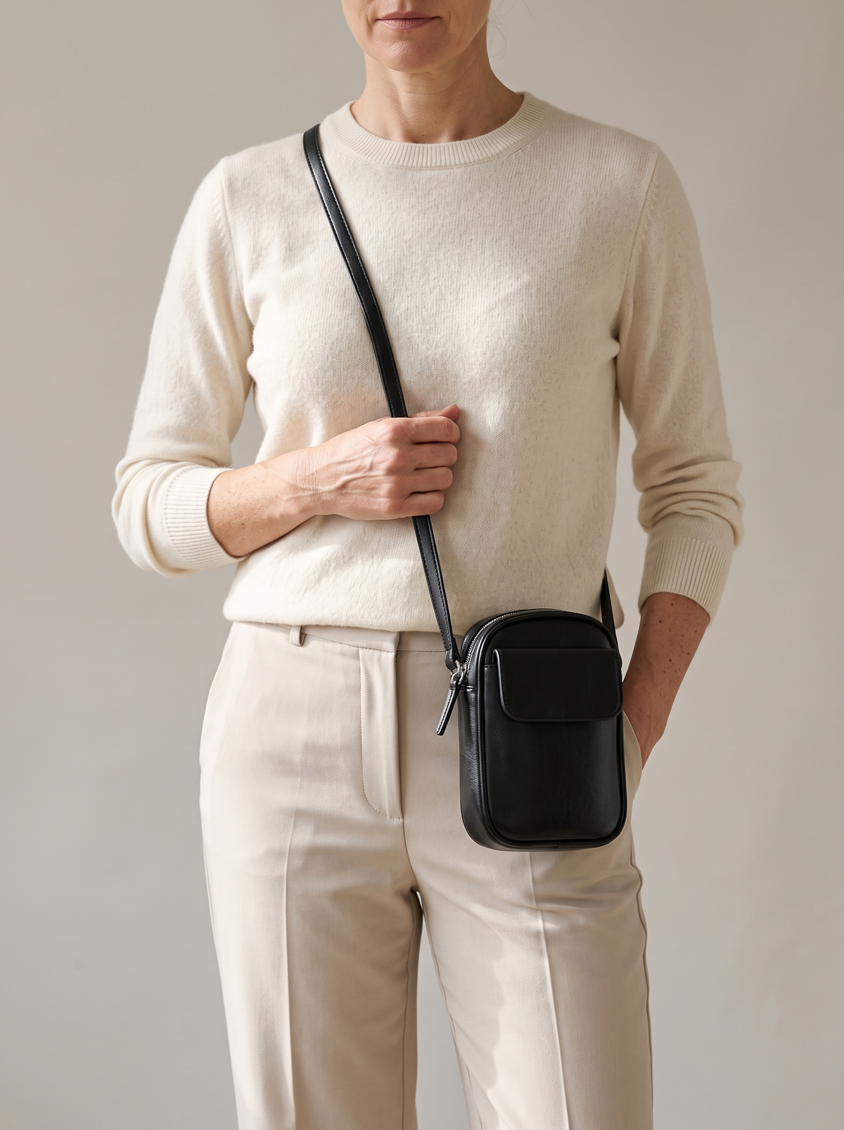 Aphrodite Crossbody Tas, zwart, aan de schouder