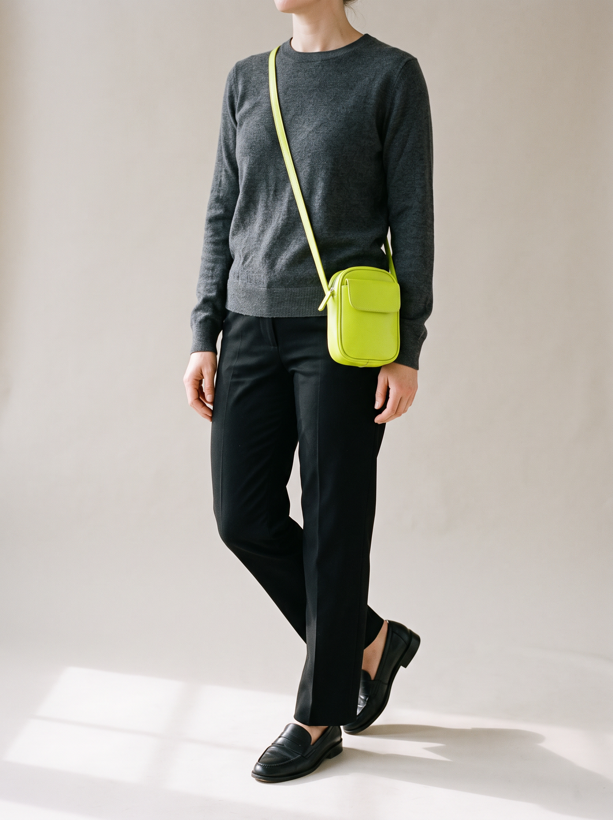 Aphrodite Crossbody Tas, limoengeel, ten voeten uit