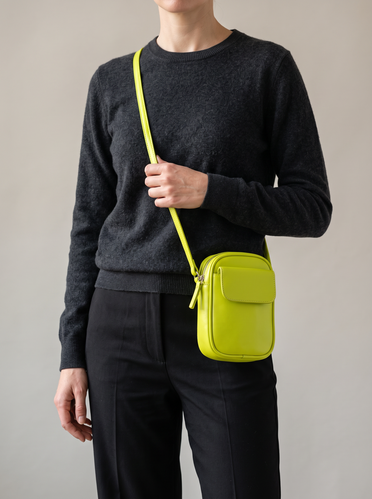 Aphrodite Crossbody Tas, limoengeel, aan de schouder