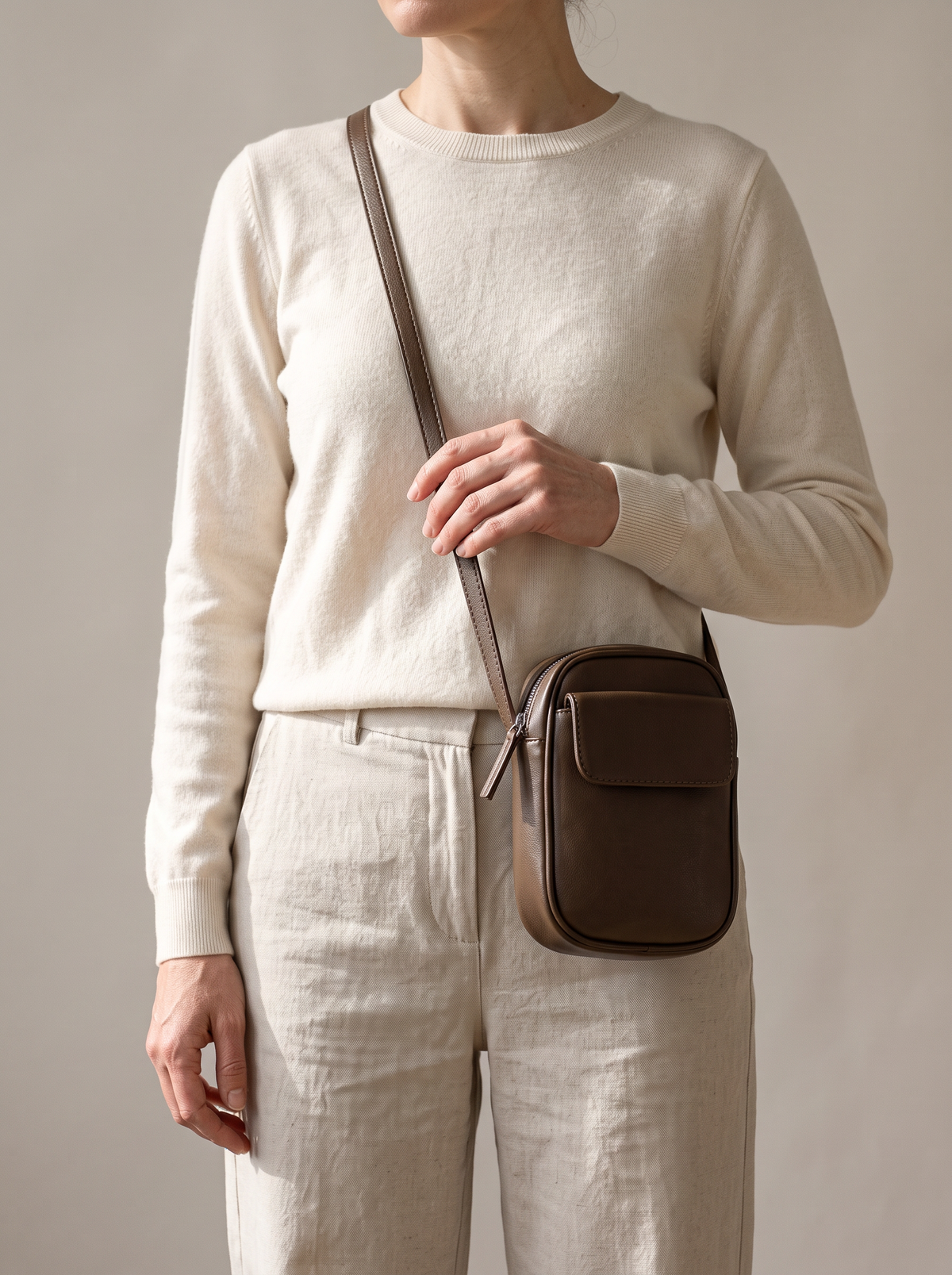 Aphrodite Crossbody Tas, koffiebruin, aan de schouder
