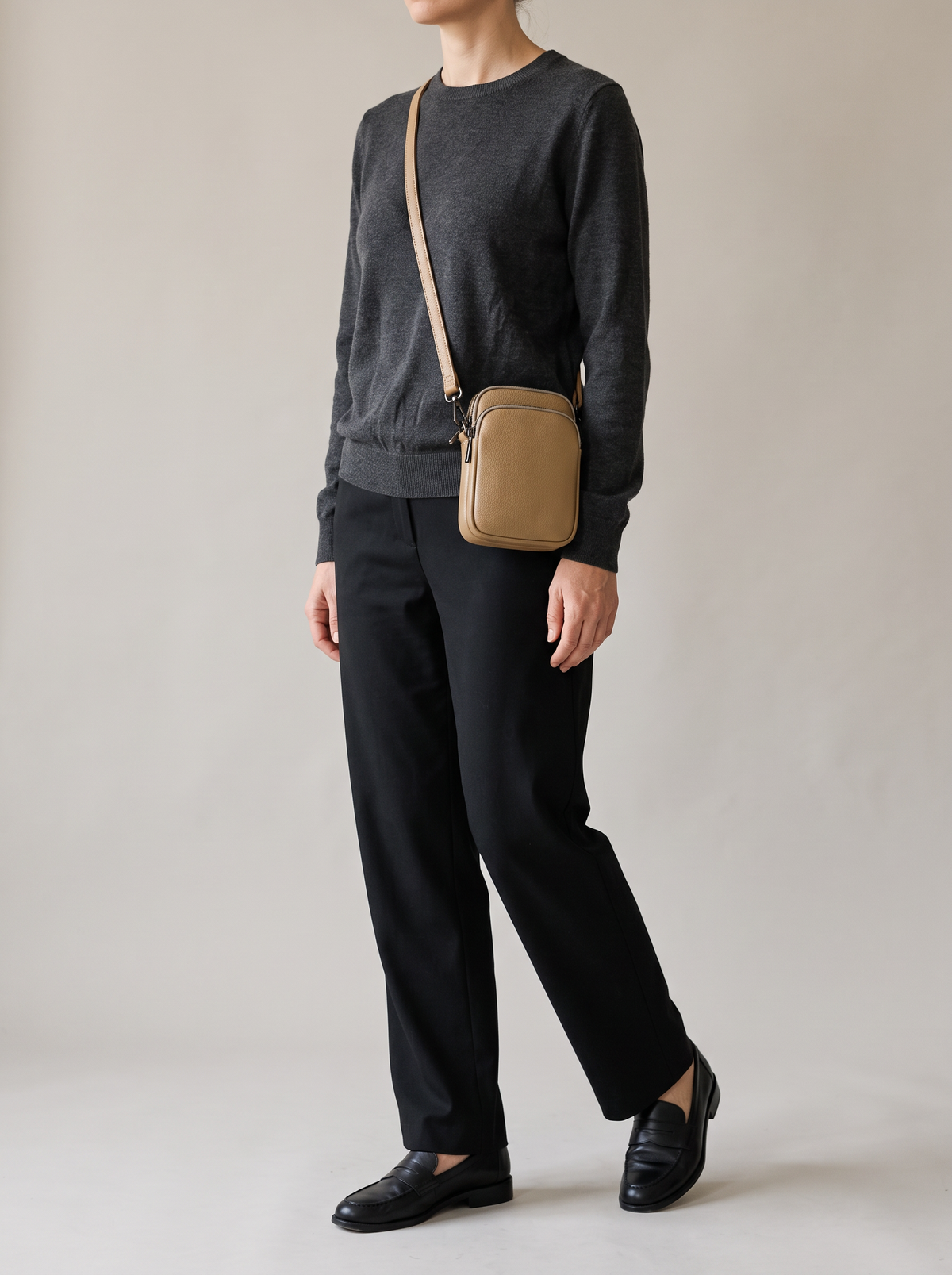 Hebe Crossbody Tas, kaki, ten voeten uit