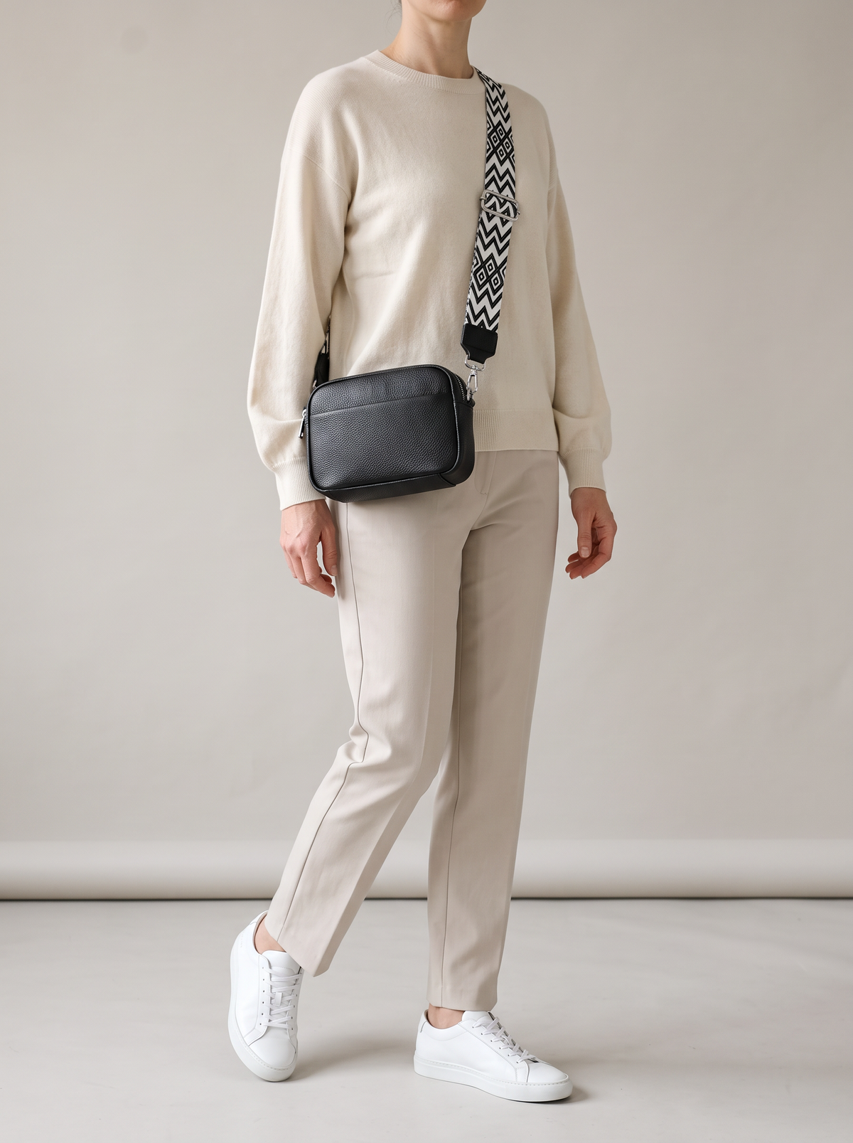 Nemesis Crossbody Tas, zwart, ten voeten uit