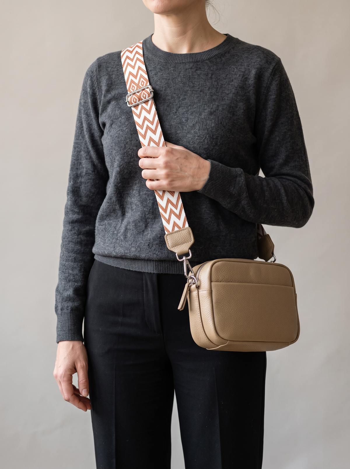 Nemesis Crossbody Tas, kaki, aan de schouder