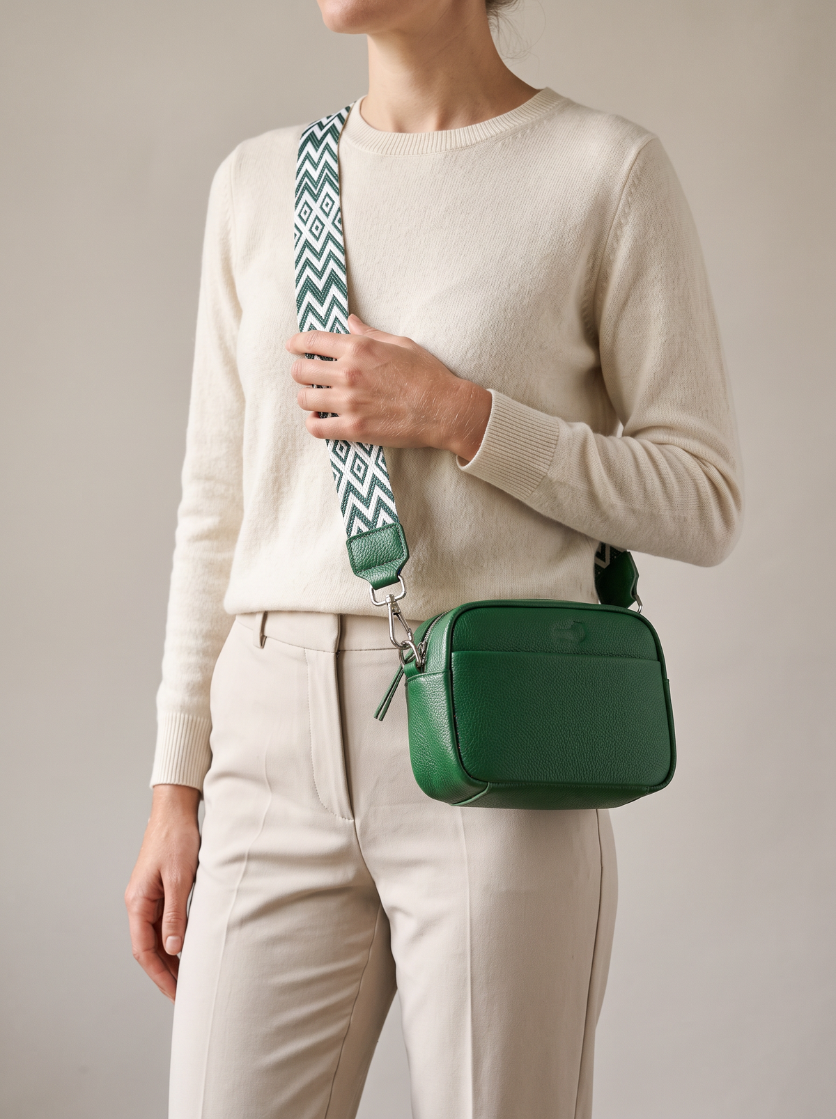 Nemesis Crossbody Tas, groen, aan de schouder
