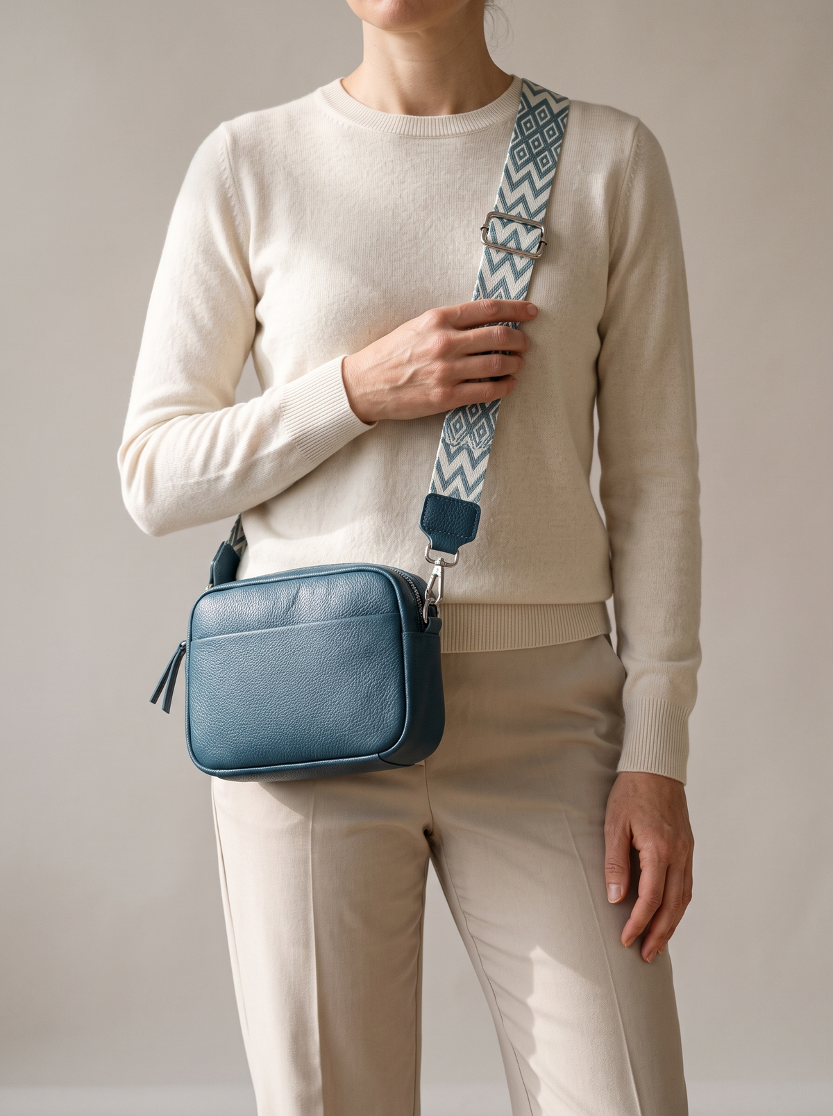 Nemesis Crossbody Tas, blauw, aan de schouder