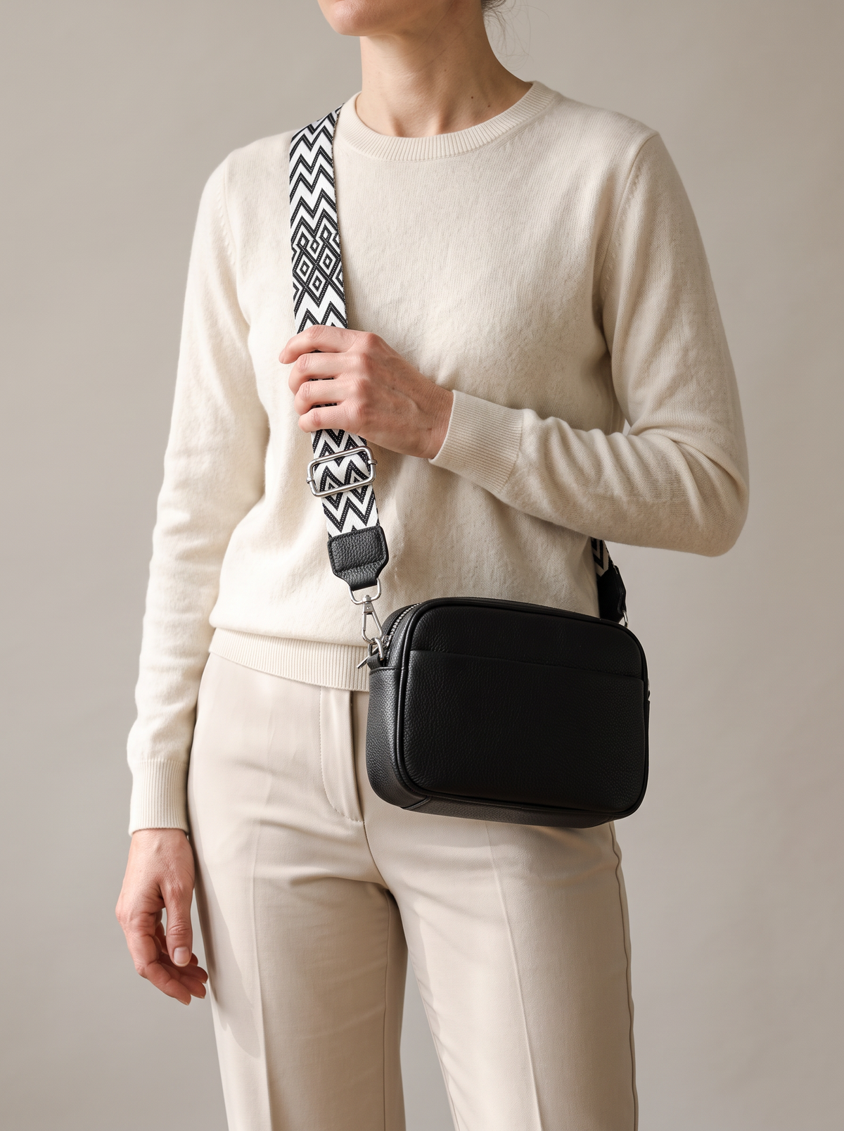 Nemesis Crossbody Tas, zwart, aan de schouder