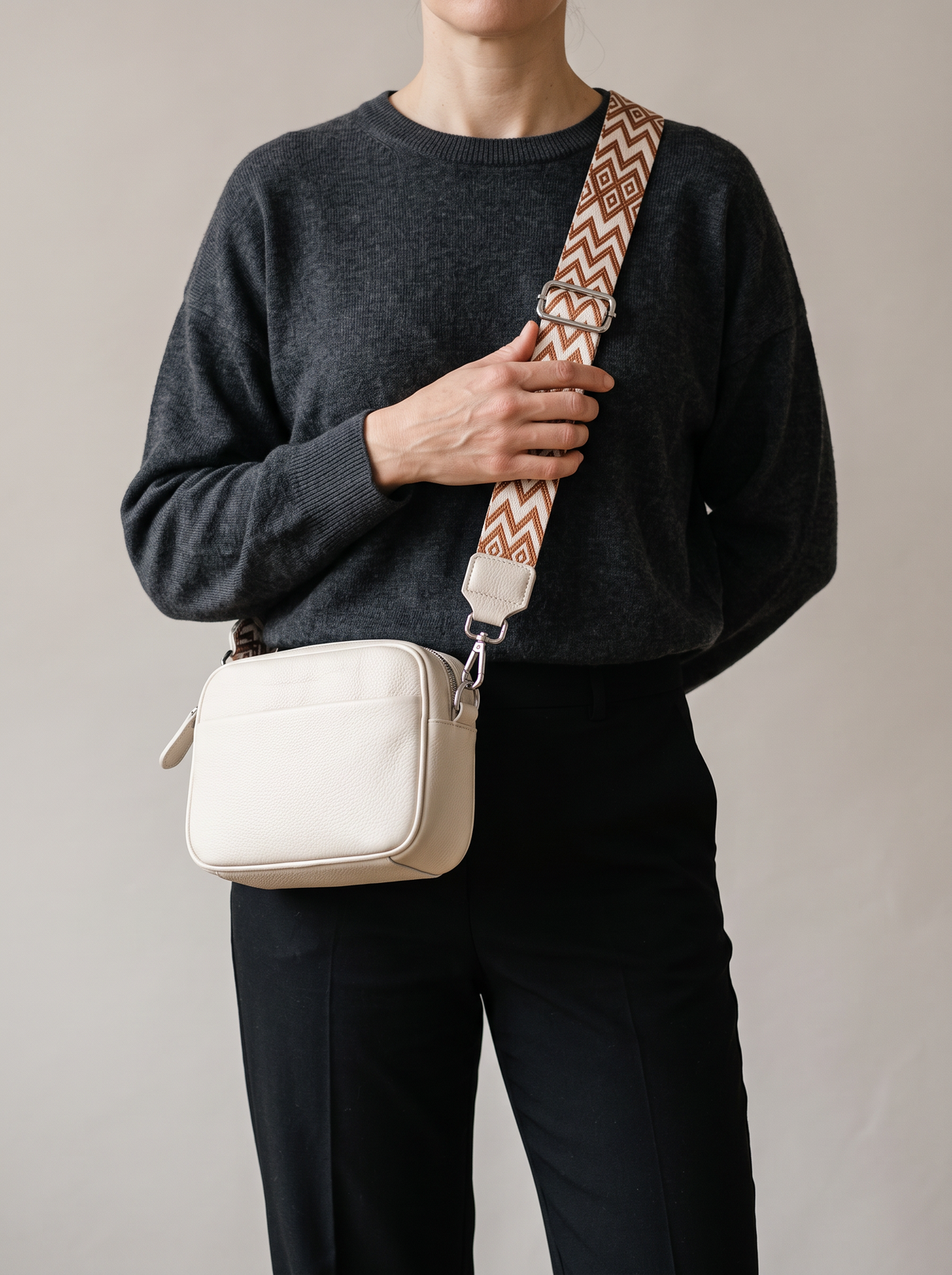 Nemesis Crossbody Tas, crème, aan de schouder