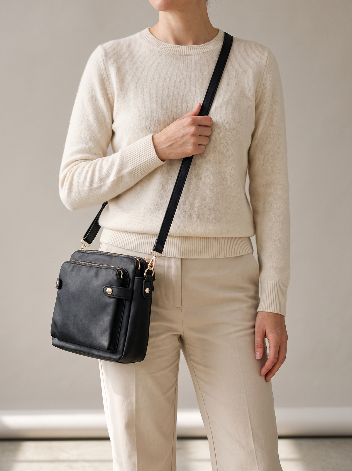 Bali Crossbody Tas, zwart, aan de schouder
