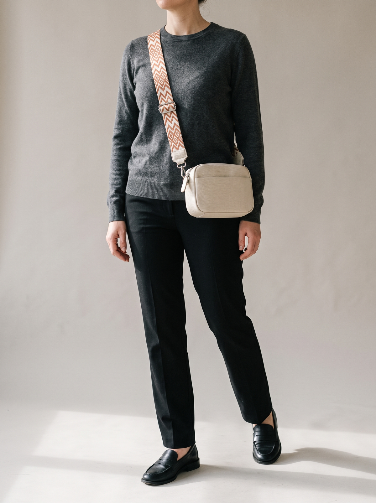 Nemesis Crossbody Tas, crème, ten voeten uit
