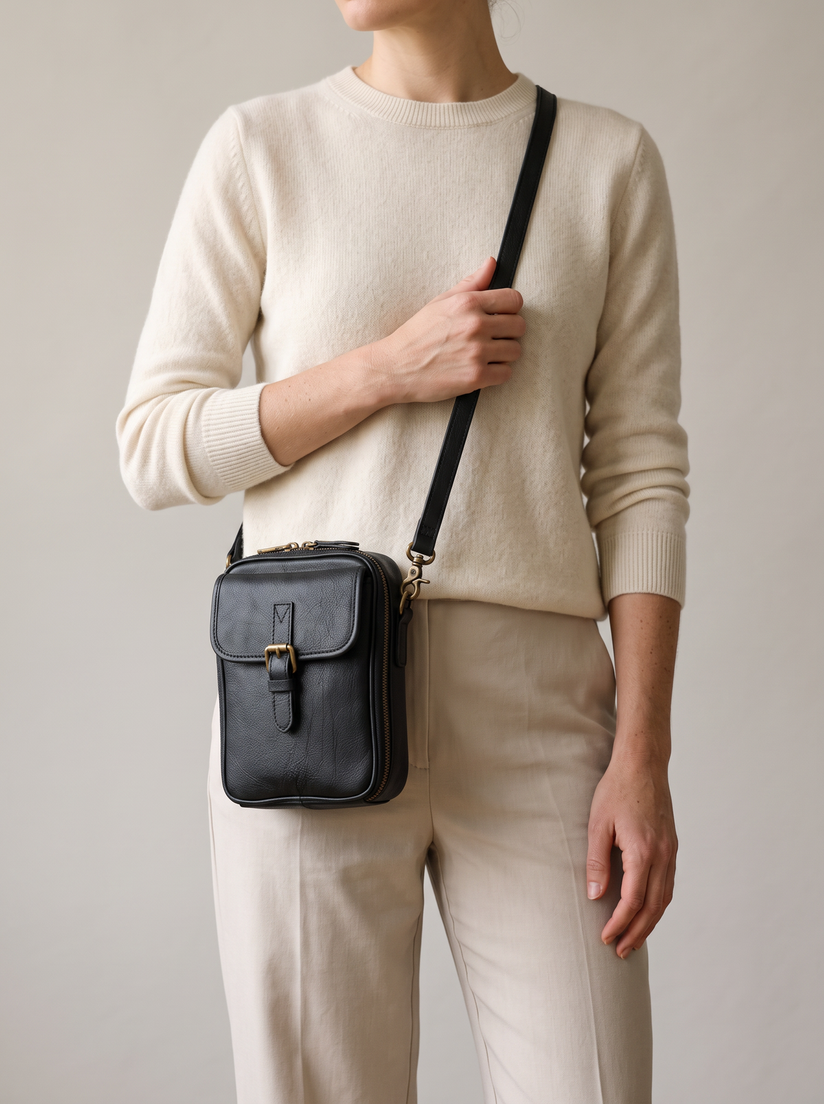 Naya Crossbody Tas, zwart, aan de schouder